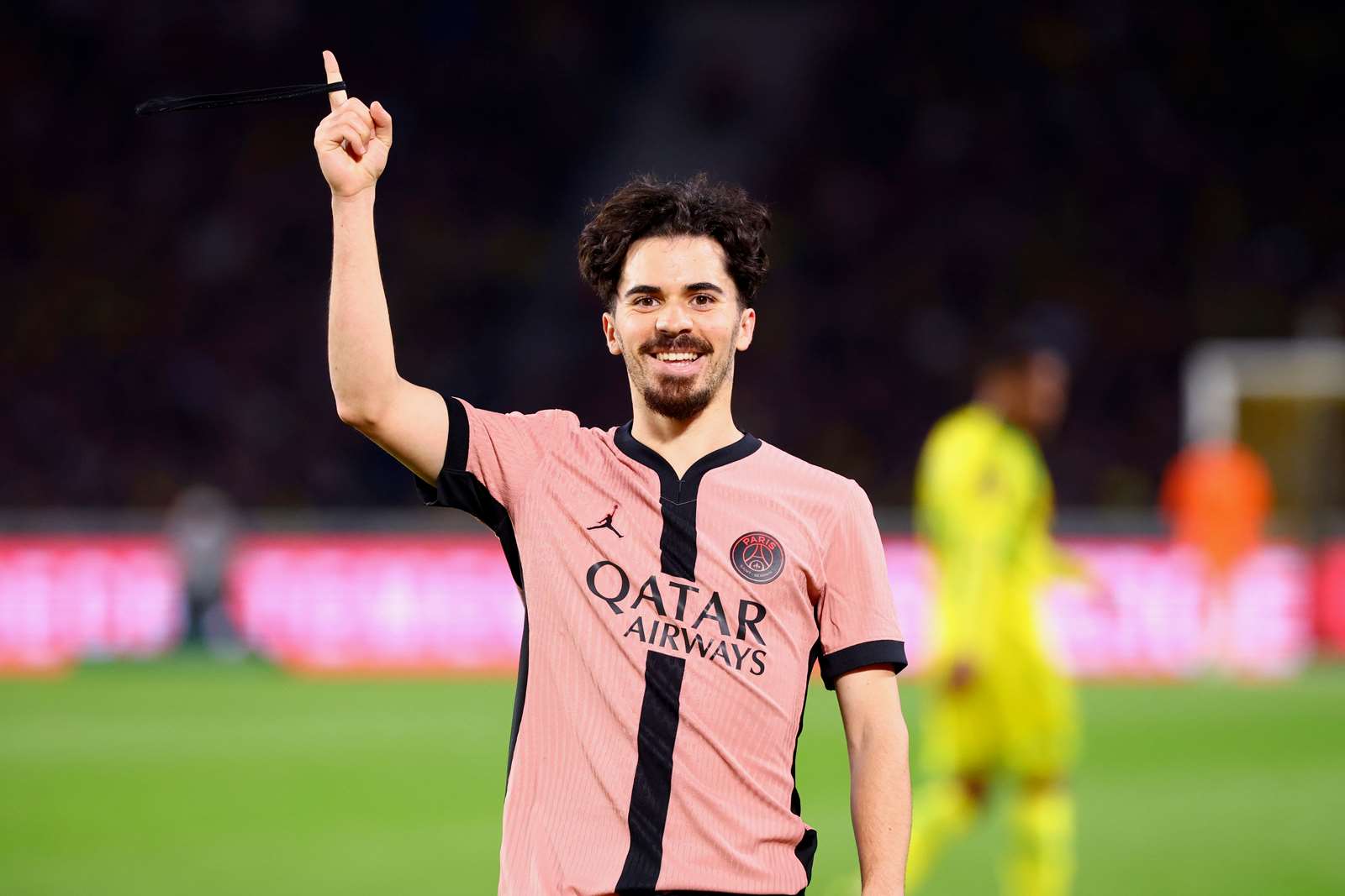 关于今夜巴黎圣日耳曼调整名单以备荷甲，迎来里程碑环节打磨，引发热议，更衣室氛围转暖的信息