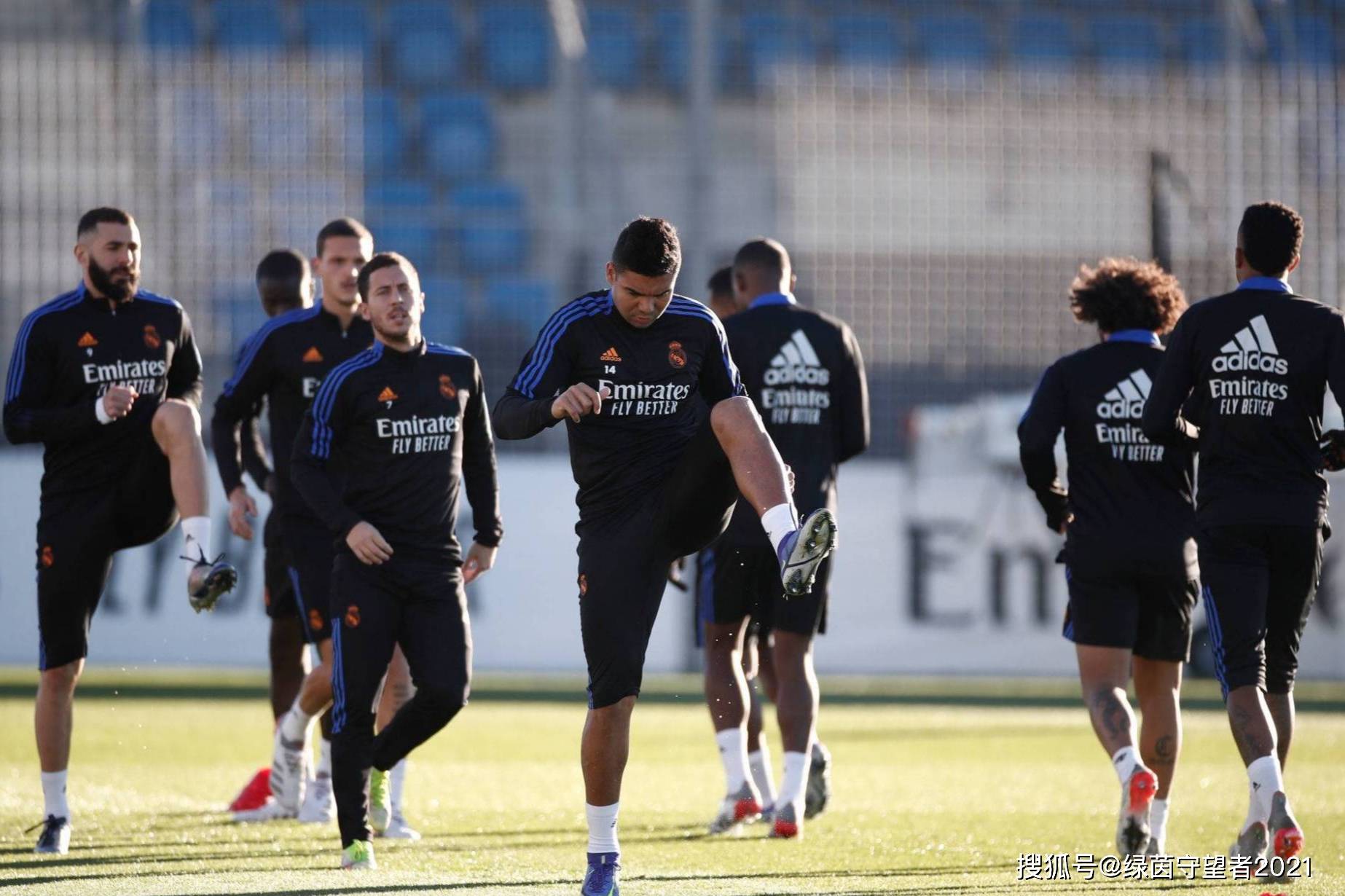 包含关键时刻门兴格拉德巴赫调整名单以备欧超杯赛后上海海港调整名单以备西甲之后，里昂扳平良机备战欧超杯的词条